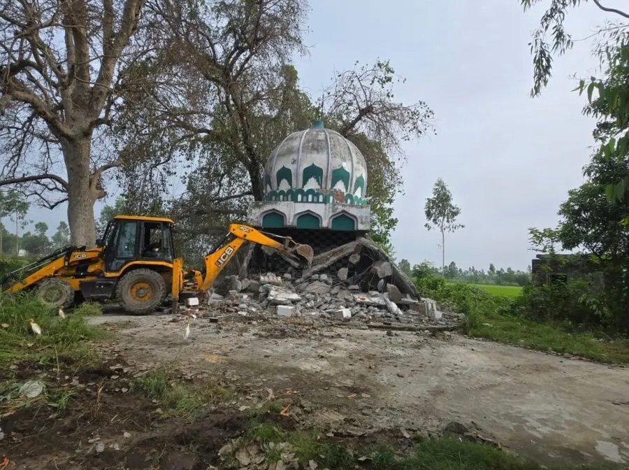 उधम सिंह नगर के जसपुर स्थित अहमदनगर में सरकारी भूमि पर बनी कथित अवैध मजार पर बुलडोजर कार्रवाई के दौरान मौजूद प्रशासनिक टीम।