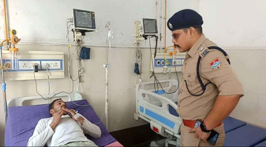 पुलिस मुठभेड़ में घायल आरोपी जिला अस्पताल में भर्ती है। एसएसपी अजय गणपति अस्पताल पहुंचकर उसका हालचाल लेते हुए।