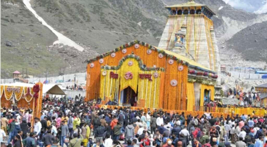 उत्तराखंड स्थित श्री बदरीनाथ धाम मंदिर की फाइल फोटो।