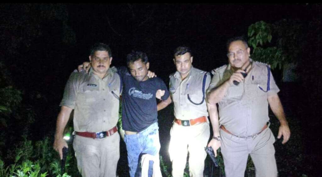 हरिद्वार में पुलिस मुठभेड़ के बाद घायल आरोपी जीशान को पुलिस हिरासत में अस्पताल ले जाते हुए।