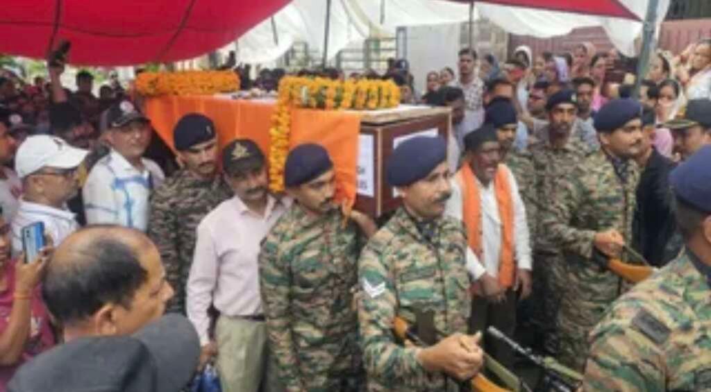 हल्द्वानी में शहीद बलवंत सिंह खेतवाल को अंतिम विदाई देते सेना के जवान और क्षेत्रवासी।