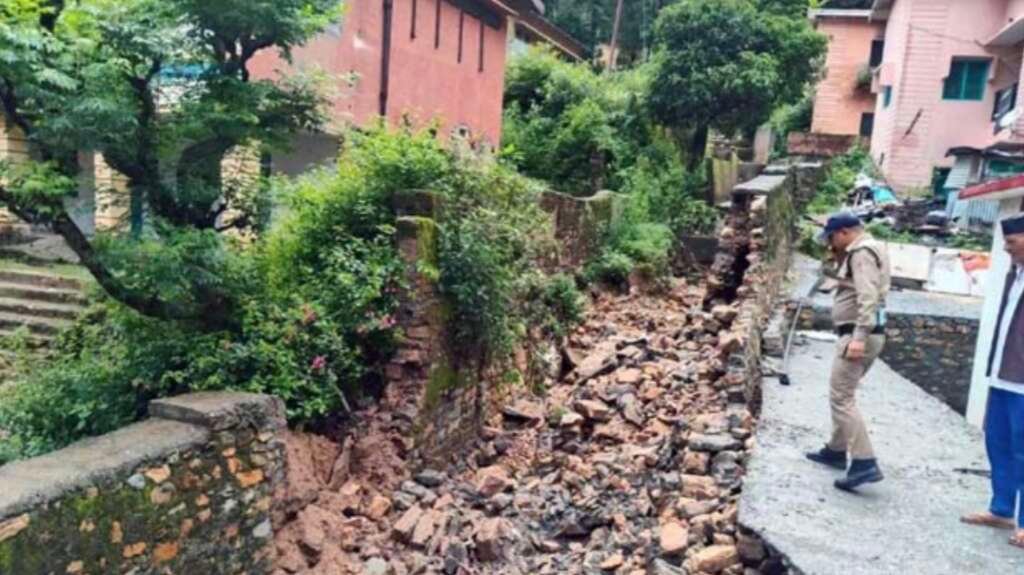 Chamoli Narayanbagar PHC damaged wall collapse accident, doctor died