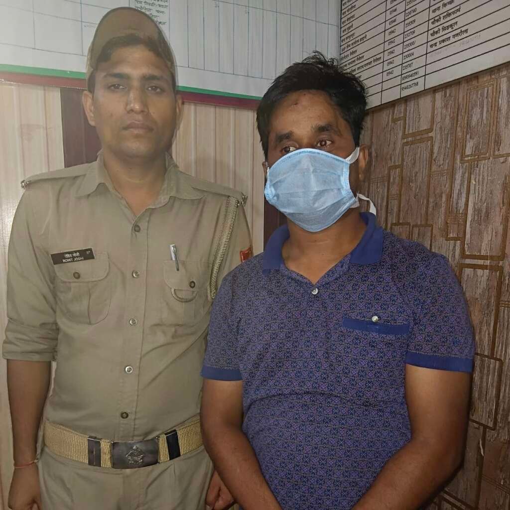 चोरगलिया पुलिस की गिरफ्त में युवती से छेड़छाड़ और पीछा करने के आरोप में गिरफ्तार आरोपी।