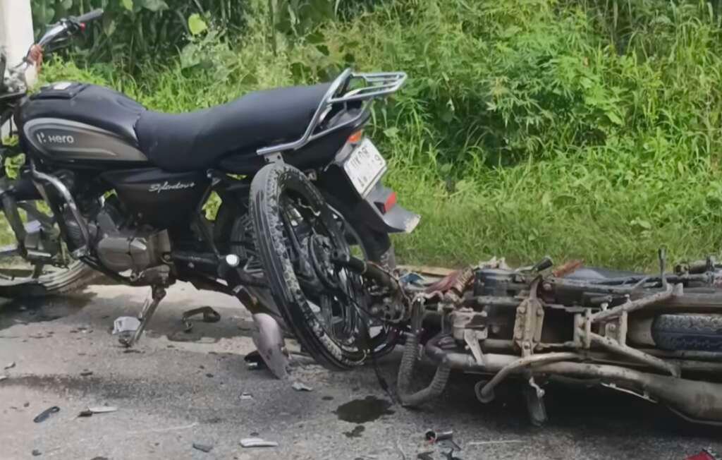 हरिद्वार के डांडी चौक पर भीषण सड़क हादसे के बाद क्षतिग्रस्त तीन मोटरसाइकिलें।