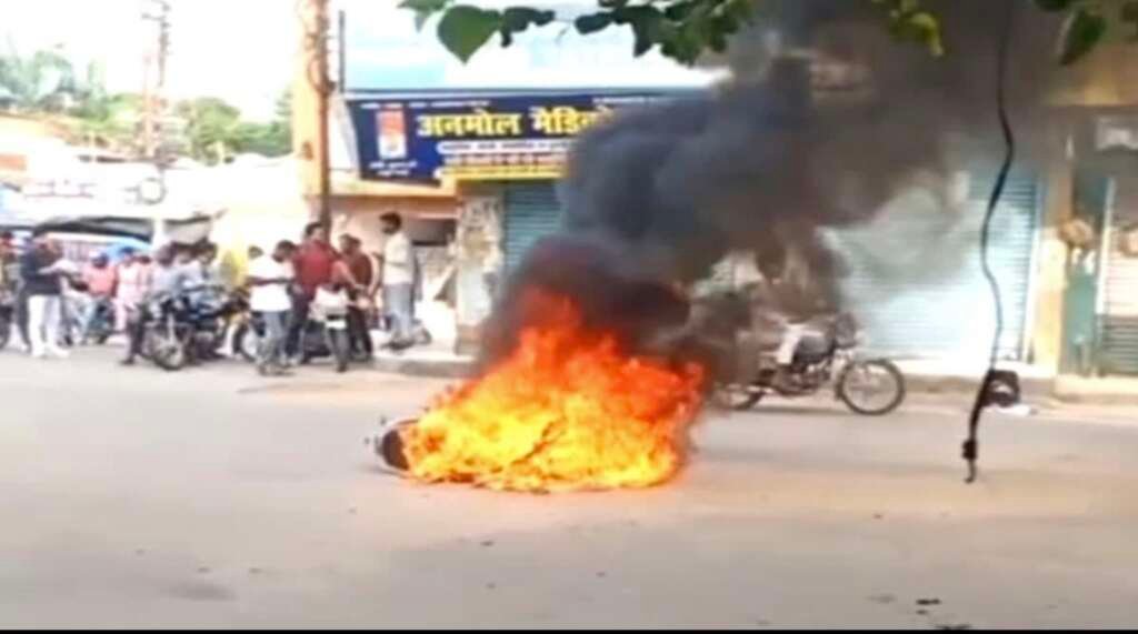 हरिद्वार के रुड़की में रेलवे स्टेशन के पास चलती इलेक्ट्रिक स्कूटी में लगी भीषण आग के बाद जलती स्कूटी का दृश्य।