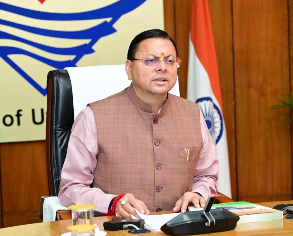 मुख्यमंत्री पुष्कर सिंह धामी विकास योजनाओं और पेंशनरों की महंगाई राहत संबंधी निर्णय लेते हुए।