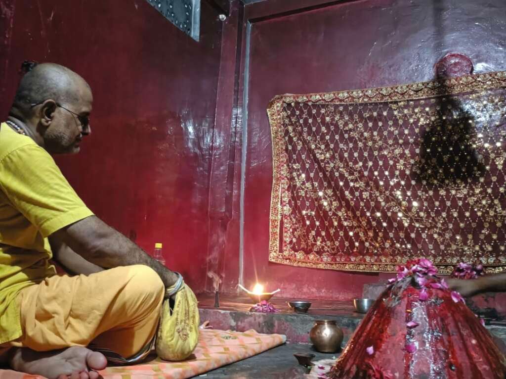 गुप्त नवरात्रि पर समय माता मंदिर में मां बगलामुखी की साधना करते सत्य साधक विजेंद्र पांडे