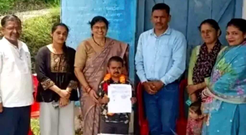 Pithoragarh News: चंद्रशेखर भट्ट 'चन्नू' परिजनों के साथ, बस्तड़ी गांव में निर्विरोध उपप्रधान चुने जाने के बाद।