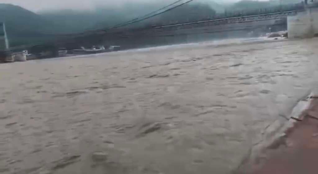 ऋषिकेश में लगातार बारिश के बाद बढ़ा गंगा नदी का जलस्तर।