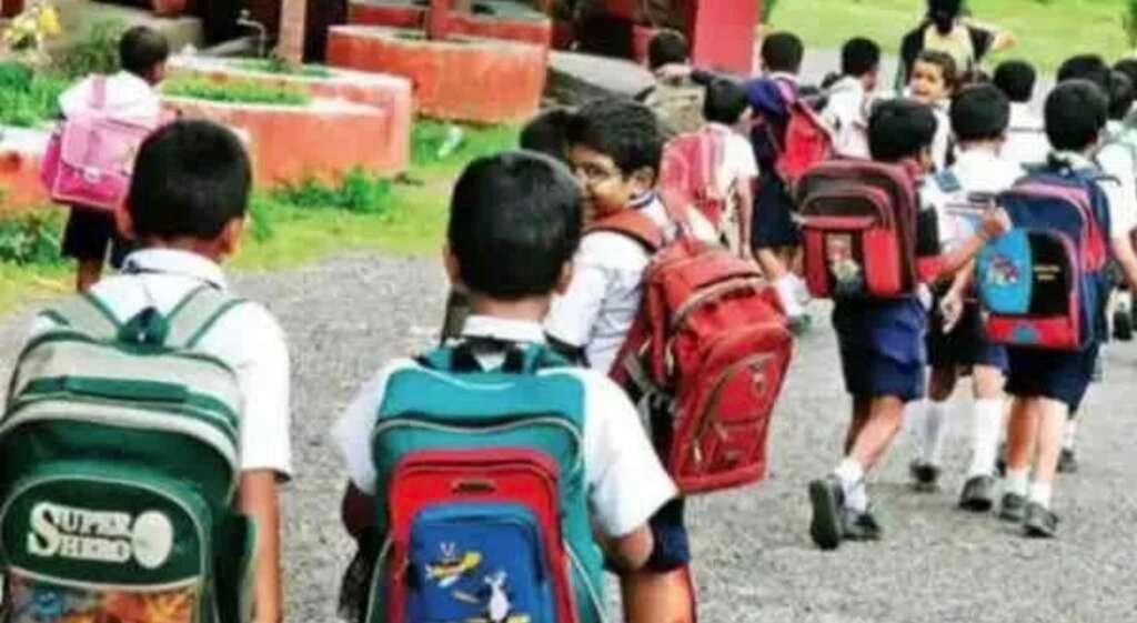 नैनीताल में स्कूल खुलने के दौरान विद्यालय जाते छात्र-छात्राएं (प्रतीकात्मक फोटो)।