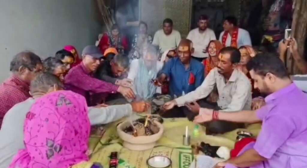 खटीमा के नौगवांनाथ गांव में वैदिक अनुष्ठान के दौरान 47 लोगों की सनातन धर्म में घर वापसी।