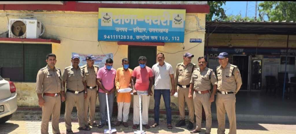 हरिद्वार के शिव मंदिर डबल मर्डर केस का खुलासा करते एसएसपी नवनीत सिंह, पुलिस की गिरफ्त में आरोपी।