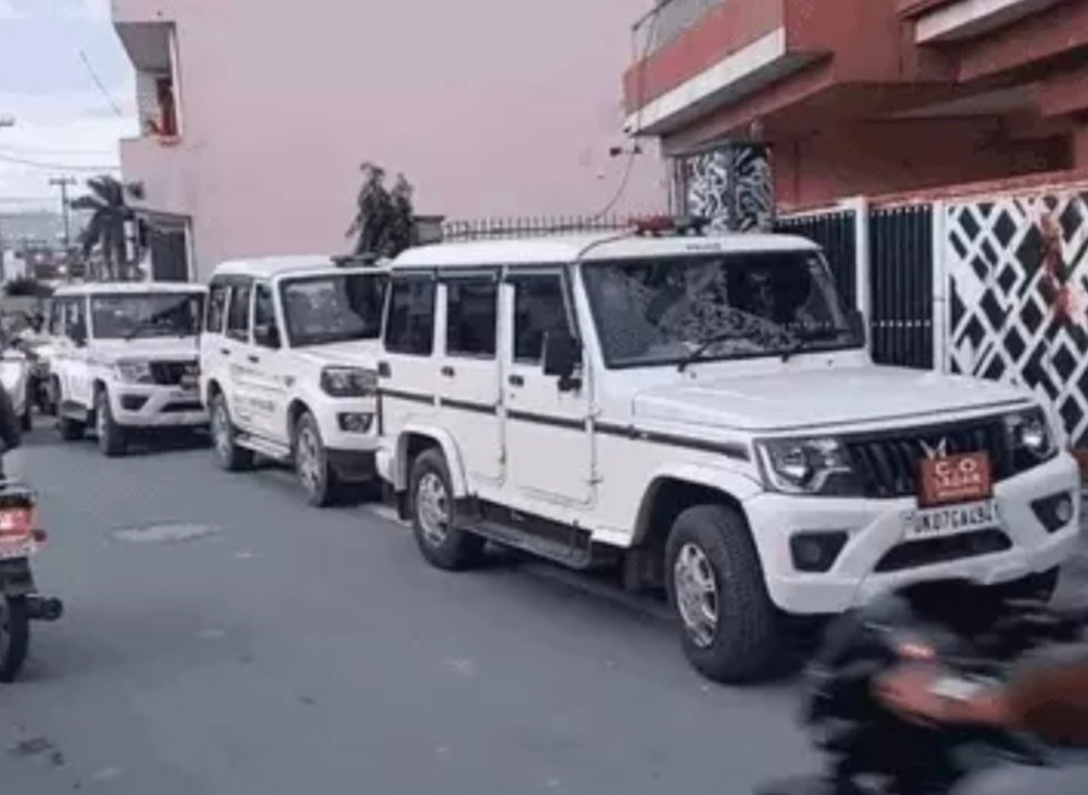 देहरादून के पटेलनगर में फाइनेंस कारोबारी की हत्या के बाद मौके पर जांच करती पुलिस।