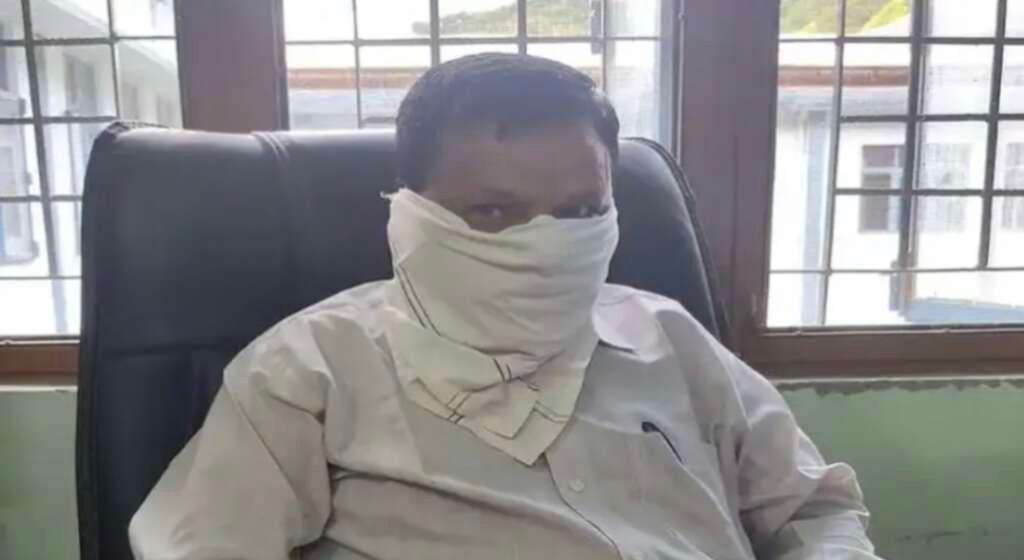 विजिलेंस कार्रवाई के दौरान रिश्वत प्रकरण में गिरफ्तार उरेडा के परियोजना अधिकारी।