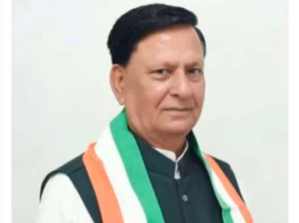 पूर्व कैबिनेट मंत्री और कांग्रेस के वरिष्ठ नेता हीरा सिंह बिष्ट की फाइल फोटो।