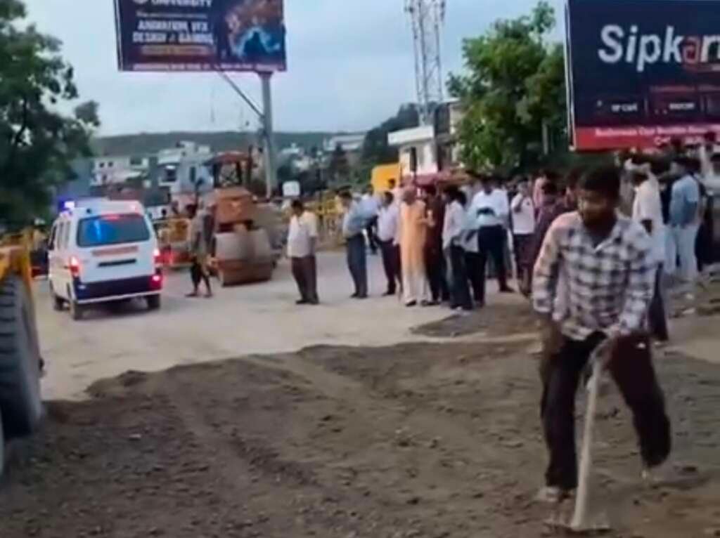 नंदा की चौकी में भारी बारिश से क्षतिग्रस्त मार्ग की मरम्मत करते कर्मचारी