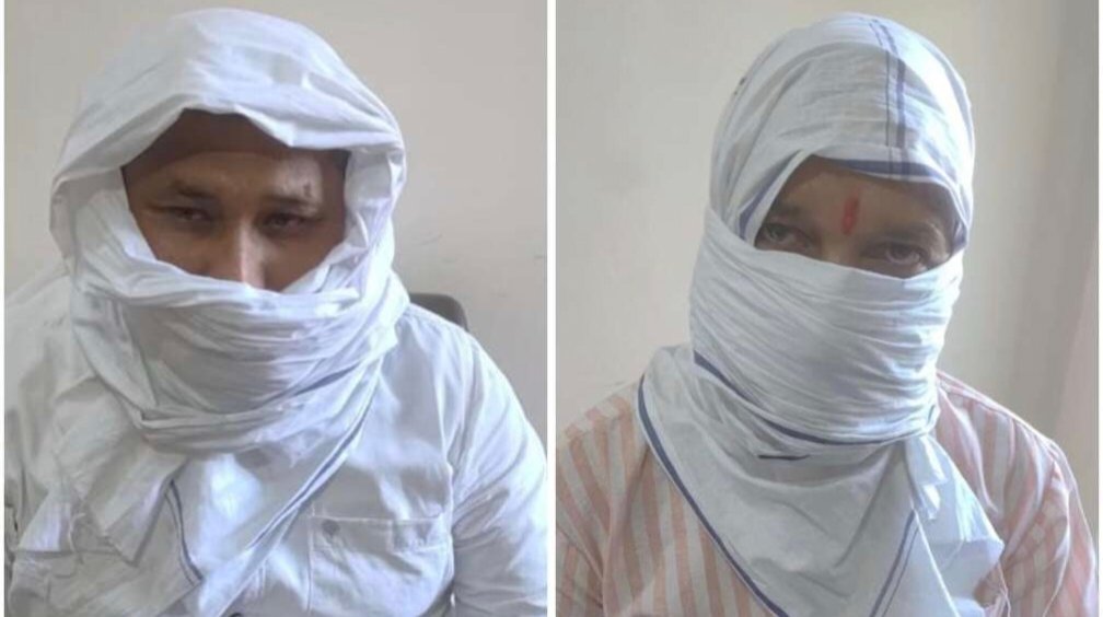 विजिलेंस ट्रैप में गिरफ्तार संग्रह अमीन मदन लाल शर्मा और वरिष्ठ सहायक भूपेन्द्र सिंह राणा।