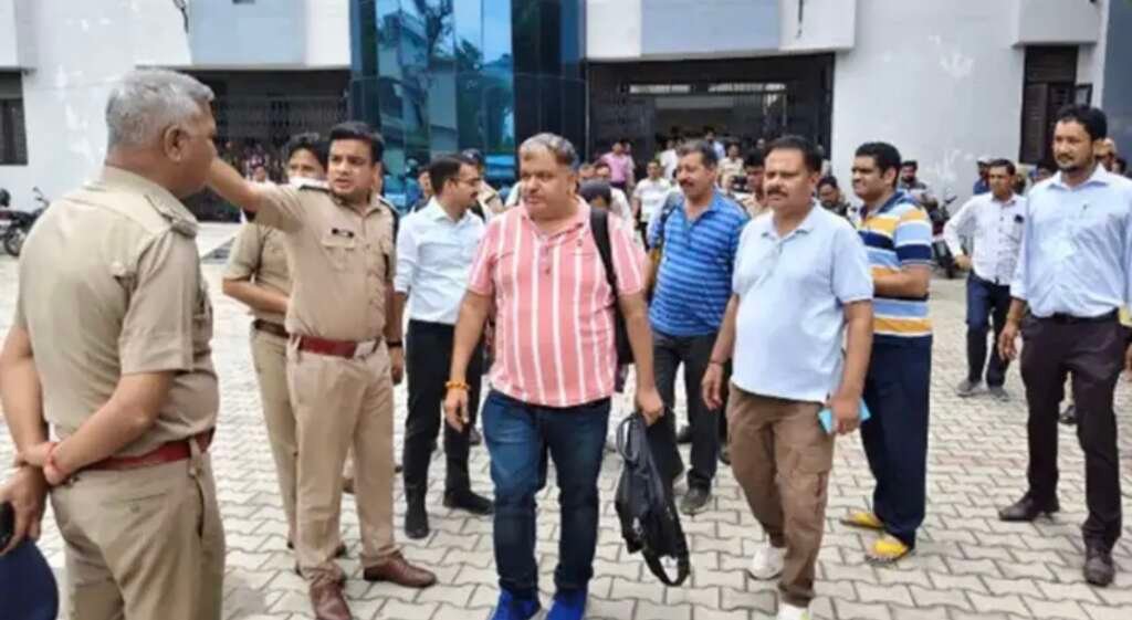 सितारगंज तहसील परिसर। कथित रिश्वत प्रकरण में करीब 20 घंटे तक चले गतिरोध के बाद विजिलेंस टीम दोनों कर्मचारियों को मुक्त कर लौट गई।