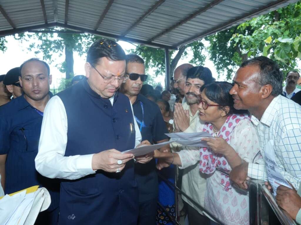 मुख्यमंत्री पुष्कर सिंह धामी खटीमा कैंप कार्यालय में जनसमस्याएं सुनते और सहायक उपकरण वितरित करते हुए।