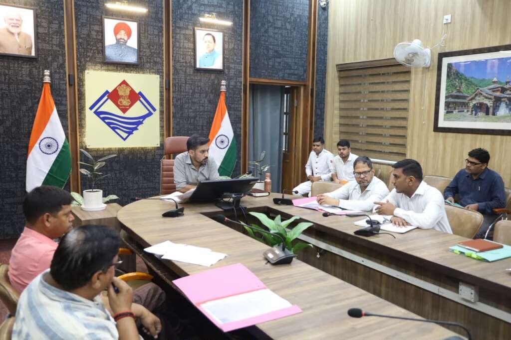 जिलाधिकारी डॉ. आशीष चौहान देहरादून में राजस्व संवर्धन एवं अनुश्रवण समिति की बैठक की समीक्षा करते हुए।