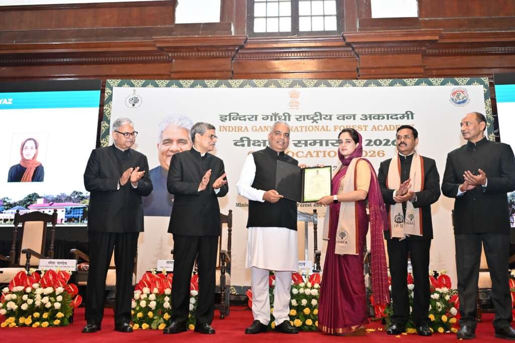 केंद्रीय मंत्री भूपेंद्र यादव देहरादून में आईएफएस दीक्षांत समारोह के दौरान प्रशिक्षु अधिकारियों को पदक और प्रमाणपत्र प्रदान करते हुए।