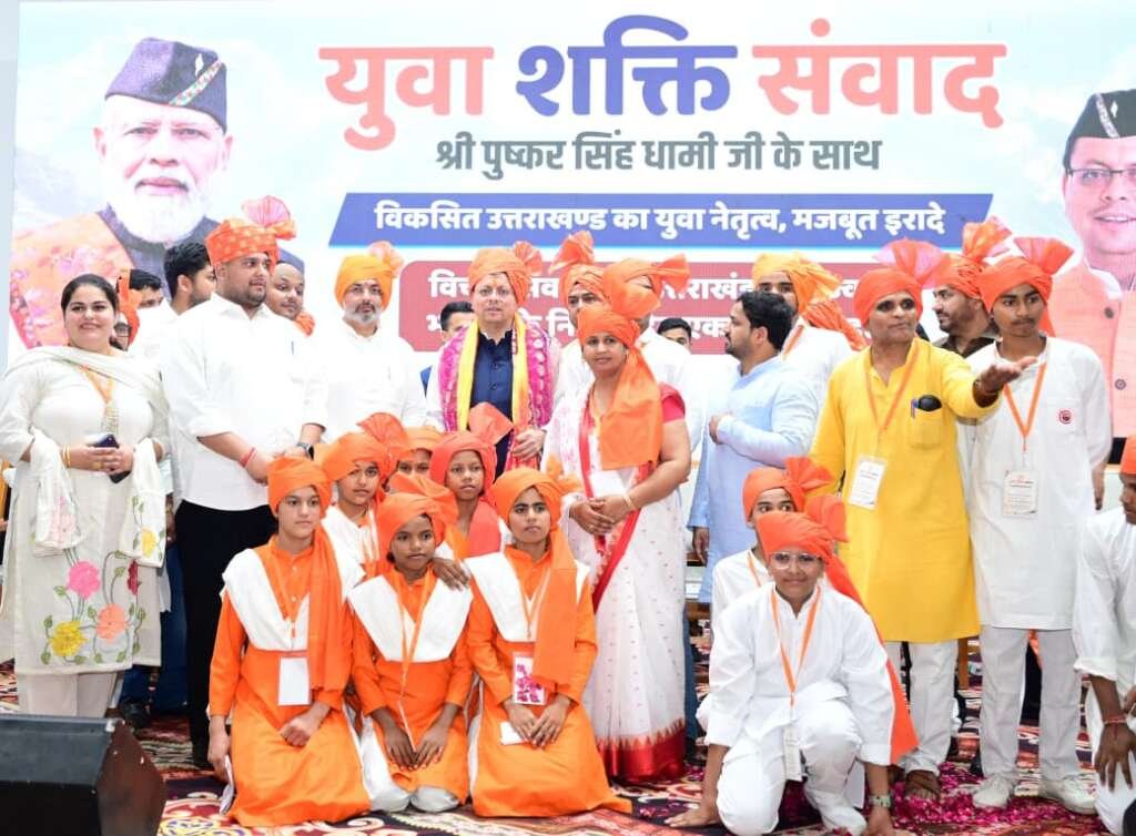 मुख्यमंत्री पुष्कर सिंह धामी हरिद्वार स्थित गुरुकुल कांगड़ी विश्वविद्यालय में युवा संवाद कार्यक्रम के दौरान।