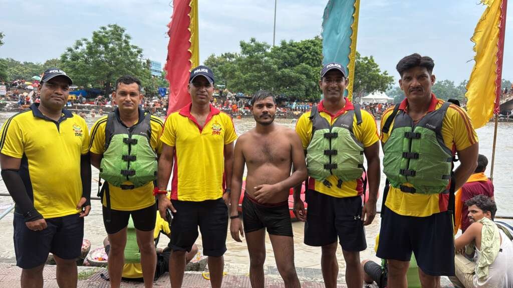 कांगड़ा घाट पर गंगा में फंसे श्रद्धालुओं का रेस्क्यू करती SDRF टीम।