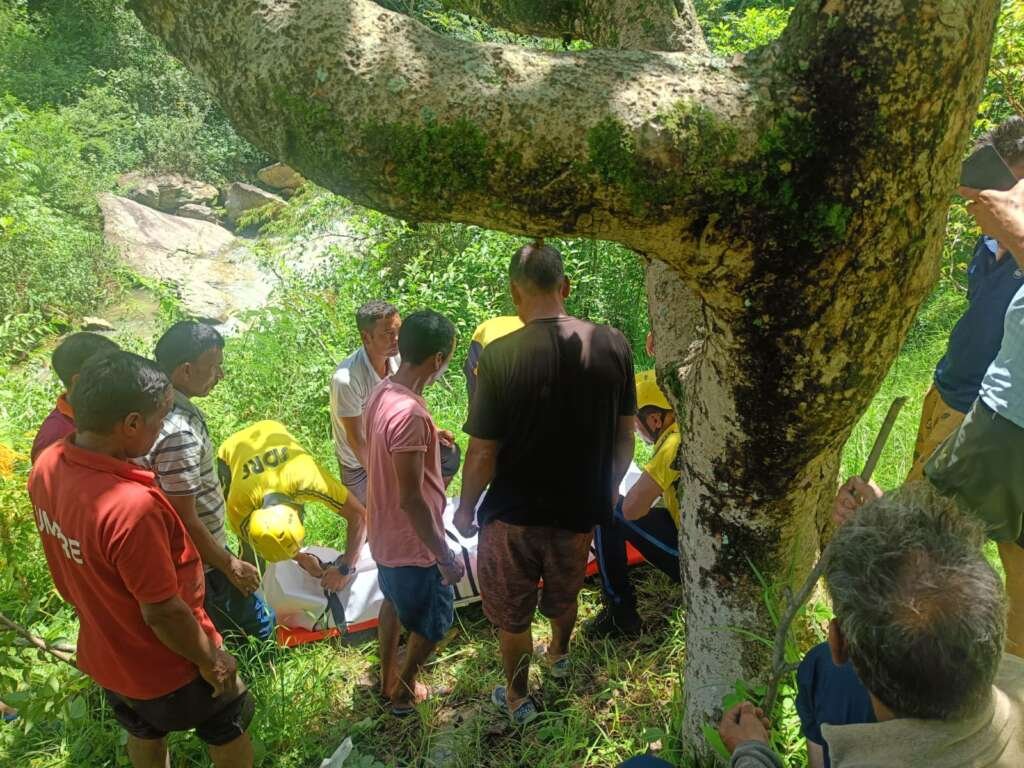 रुद्रप्रयाग में गदेरे से महिला का शव बरामद करने के बाद मौके पर मौजूद SDRF टीम।
