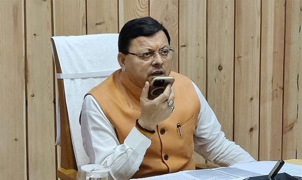 ग्रामीणों की फोन कॉल पर खैनूरी सड़क की स्थिति की जानकारी लेते मुख्यमंत्री पुष्कर सिंह धामी।