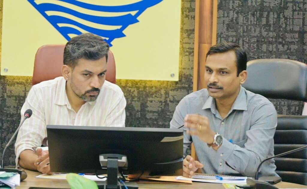 देहरादून में विशेष गहन पुनरीक्षण (SIR 2026) अभियान की समीक्षा बैठक में अधिकारियों को संबोधित करते अपर मुख्य निर्वाचन अधिकारी विजय कुमार जोगदंडे।