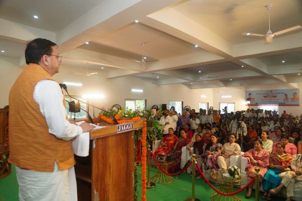 मुख्यमंत्री पुष्कर सिंह धामी मसूरी विधानसभा में विकास परियोजनाओं के लोकार्पण के बाद आयोजित जनसभा को संबोधित करते हुए।