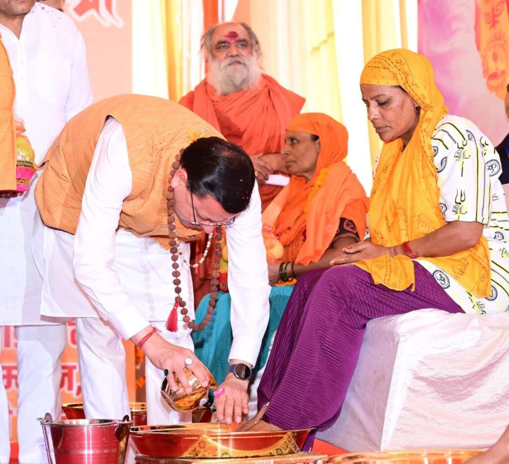 हरिद्वार में कांवड़ यात्रा के दौरान मुख्यमंत्री पुष्कर सिंह धामी शिवभक्त कांवड़ियों का चरण प्रक्षालन करते हुए।