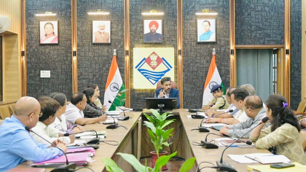 देहरादून में जिला सड़क सुरक्षा समिति की बैठक की अध्यक्षता करते जिलाधिकारी डॉ. आशीष चौहान।