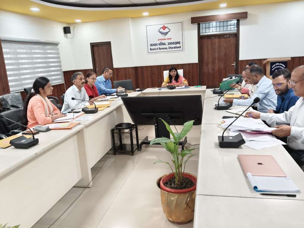 राजस्व परिषद की बैठक में राजस्व पुलिस व भूलेख सर्वेक्षण संस्थान के आधुनिकीकरण पर चर्चा करतीं आयुक्त एवं सचिव रंजना राजगुरु।