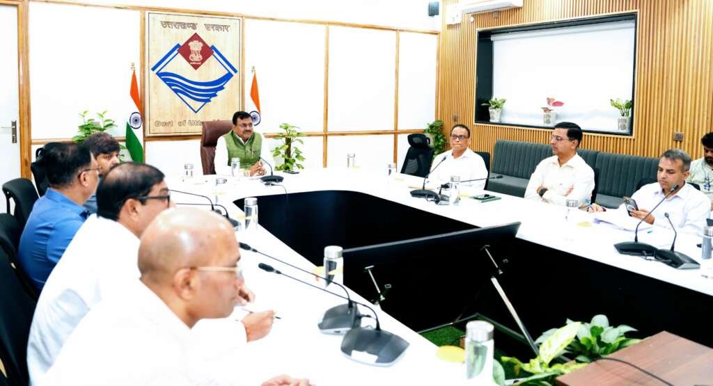 मुख्य सचिव आनन्द बर्द्धन देहरादून में वाह्य सहायतित परियोजनाओं की समीक्षा बैठक की अध्यक्षता करते हुए।