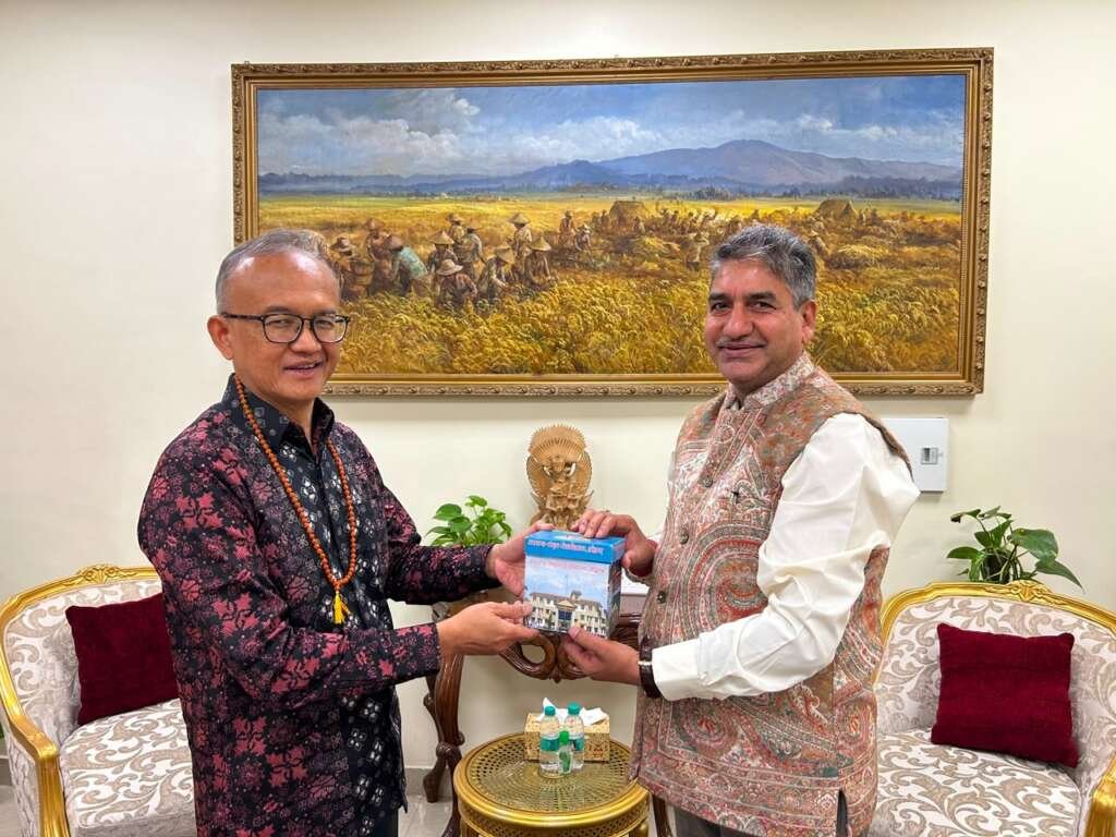 नई दिल्ली में इंडोनेशिया दूतावास में सचिव संस्कृत शिक्षा दीपक कुमार और कार्यवाहक राजदूत युधो सासोंगको संस्कृत सहयोग पर चर्चा करते हुए।