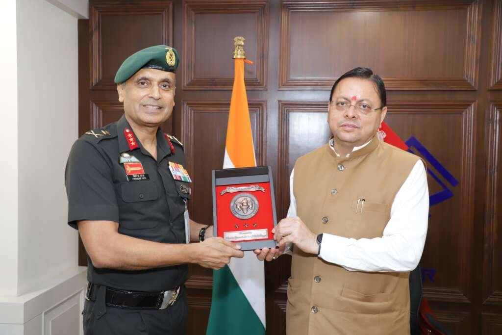 नई दिल्ली स्थित उत्तराखण्ड निवास में मुख्यमंत्री पुष्कर सिंह धामी से शिष्टाचार भेंट करते एनसीसी महानिदेशक लेफ्टिनेंट जनरल वीरेन्द्र वत्स।