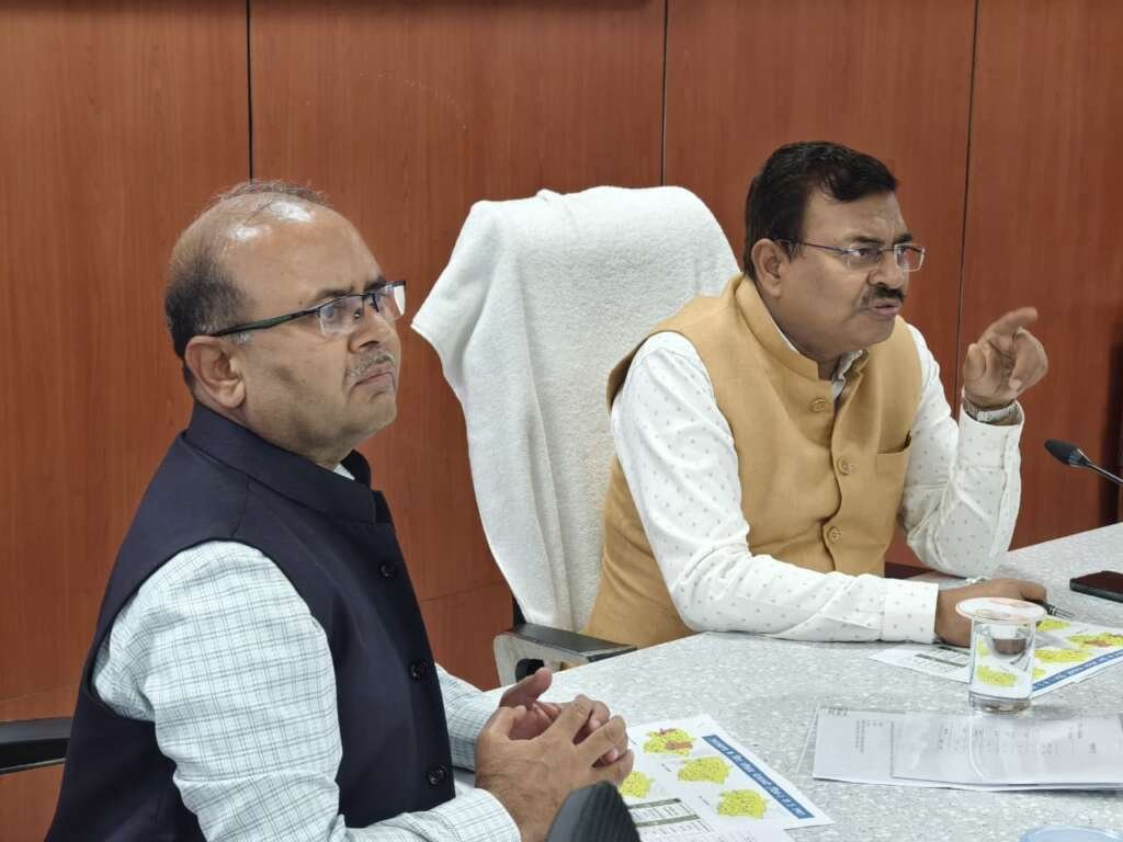 एसईओसी, देहरादून में मानसून और आपदा तैयारियों की समीक्षा करते मुख्य सचिव आनंद बर्द्धन।