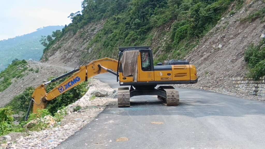 मालदेवता क्षेत्र में आपदा के बाद सड़क पुनर्निर्माण, सुरक्षा दीवार निर्माण और राहत कार्यों का दृश्य।
