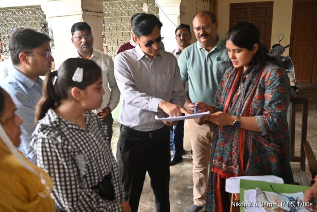 आयुक्त दीपक रावत हल्द्वानी में एसआईआर अभियान के तहत बूथों का निरीक्षण करते हुए।