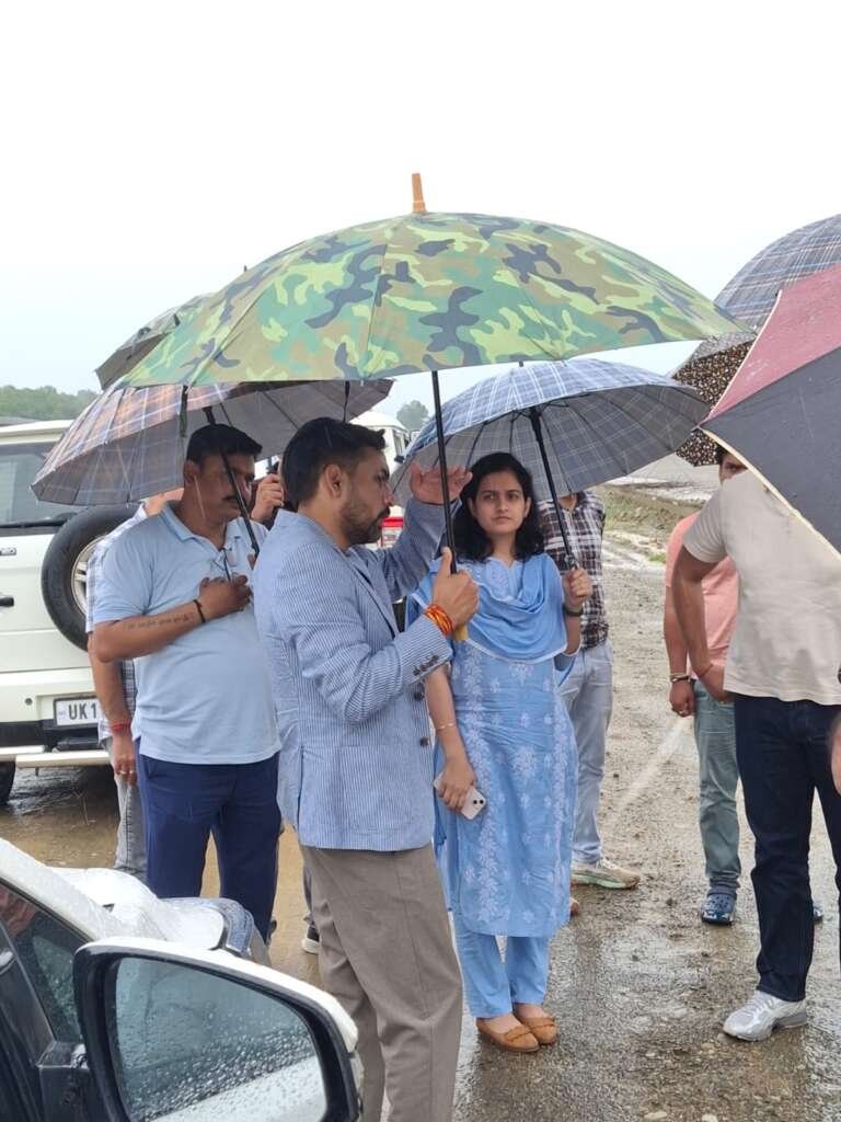 जिलाधिकारी डॉ. आशीष चौहान दिल्ली-देहरादून कॉरिडोर की ग्रीनफील्ड बाईपास परियोजना का निरीक्षण करते हुए।