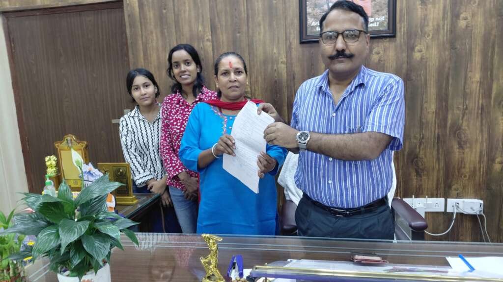 नैनीताल में पीड़ित महिला भगवती देवी जिलाधिकारी ललित मोहन रयाल को प्रार्थना पत्र सौंपते हुए।