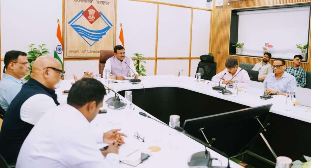 देहरादून सचिवालय में कौशल विकास एवं रोजगार योजनाओं की समीक्षा बैठक की अध्यक्षता करते मुख्य सचिव आनंद बर्द्धन।