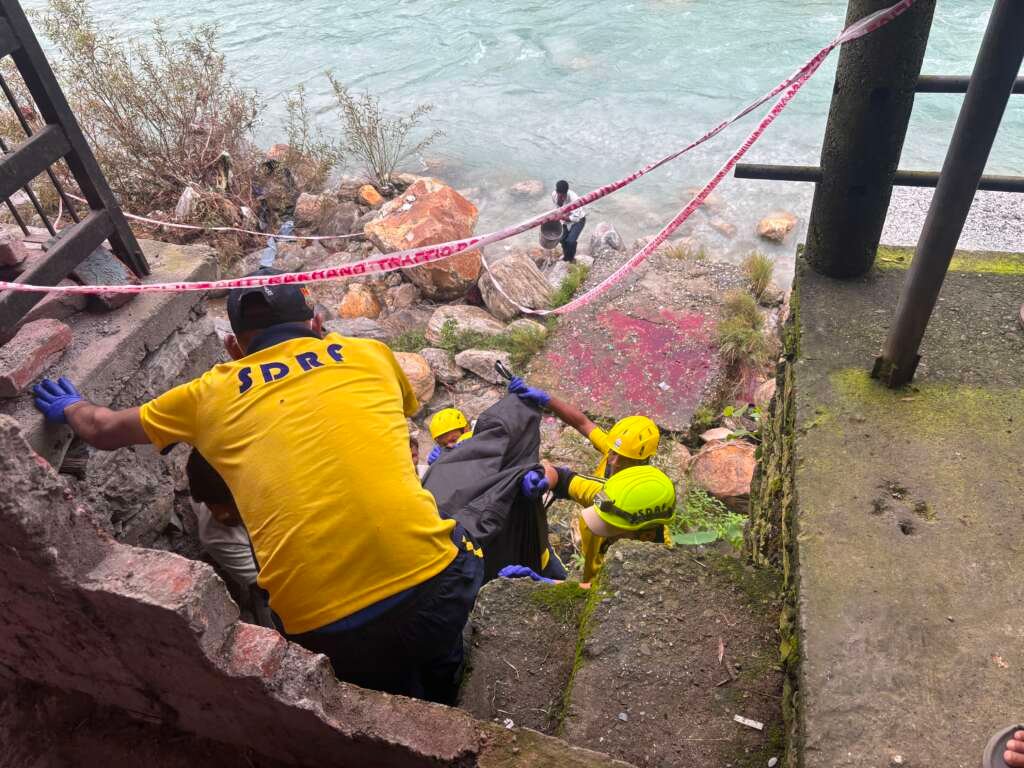 कपकोट में खीरगंगा नदी से BDC सदस्य तारा सिंह का शव बरामद करती SDRF टीम