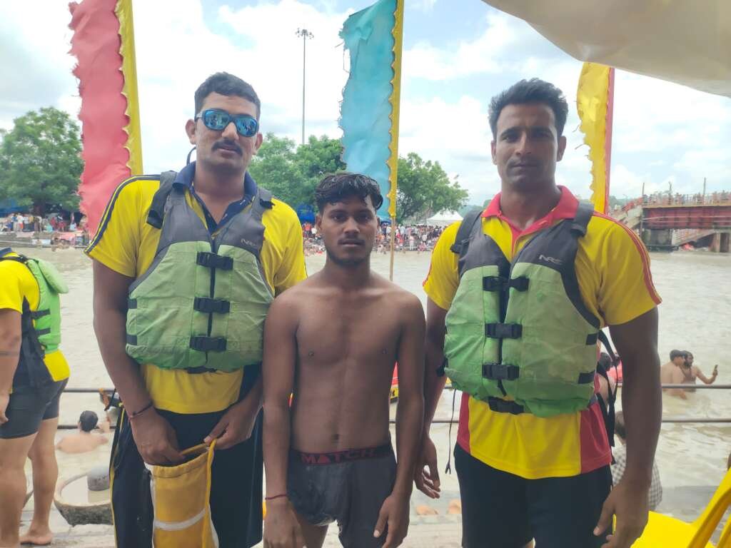 हरिद्वार में गंगा के तेज बहाव में फंसे शिवभक्तों का SDRF ने किया रेस्क्यू