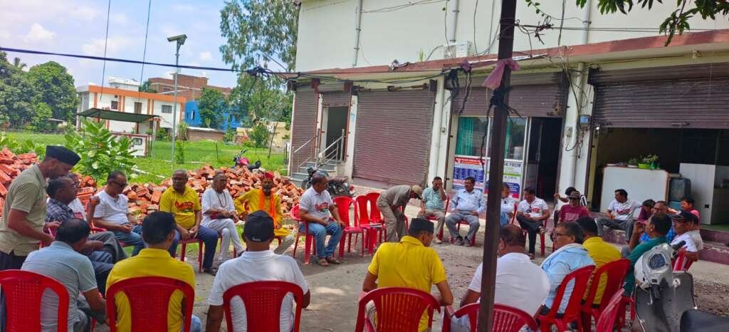 बिंदुखत्ता को राजस्व ग्राम बनाने की मांग को लेकर आयोजित बैठक में मौजूद सामाजिक संगठनों के प्रतिनिधि
