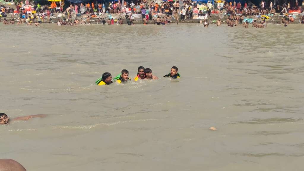 हरिद्वार में कांवड़ मेले के दौरान SDRF जवान कांवड़ियों का रेस्क्यू करते हुए