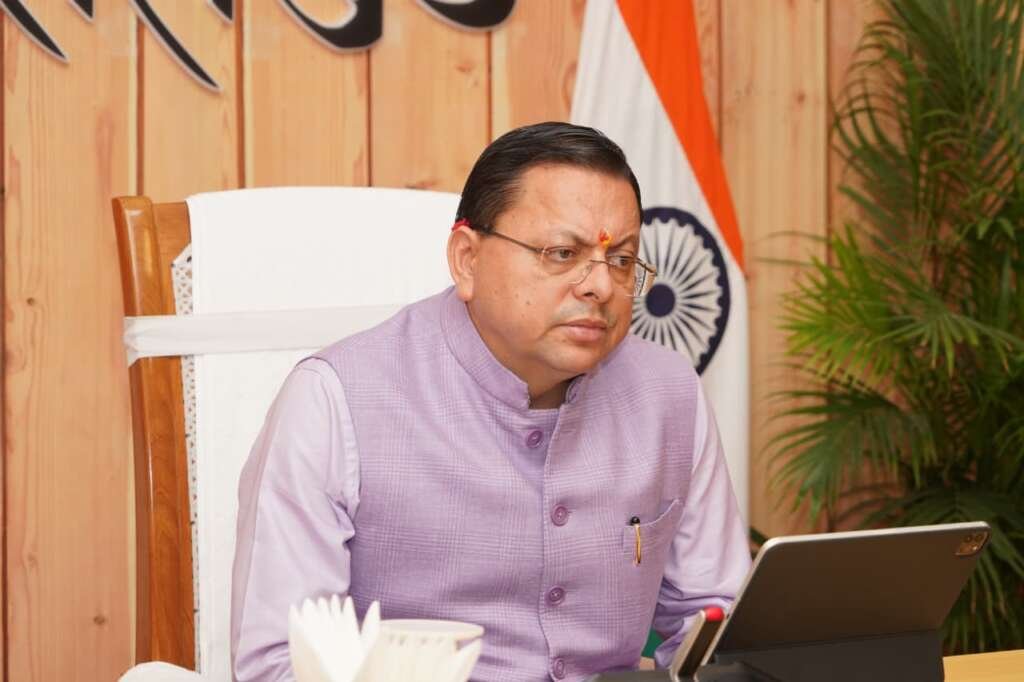 मुख्यमंत्री पुष्कर सिंह धामी जिलाधिकारियों के साथ वर्चुअल बैठक में सड़कों को गड्ढामुक्त करने के निर्देश देते हुए