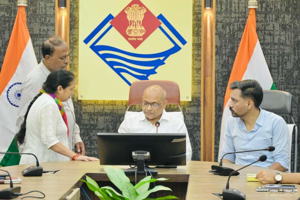 देहरादून समाधान दिवस में फरियादियों की समस्याएं सुनते गढ़वाल आयुक्त आनंद स्वरूप