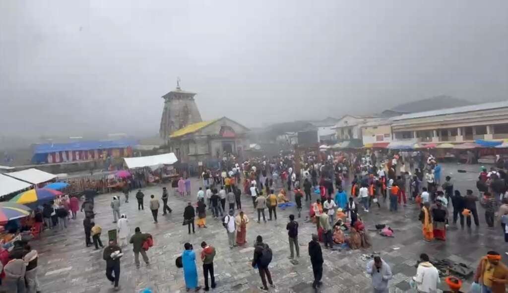 श्रावण के अंतिम सोमवार को केदारनाथ धाम में बाबा केदार के दर्शन करते श्रद्धालु